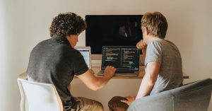 שני מתכנתים עובדים יחדיו על מספר מחשבים - life michael courses for learning programming -לימדו קוטלין ואל תסתפקו בג'אווה